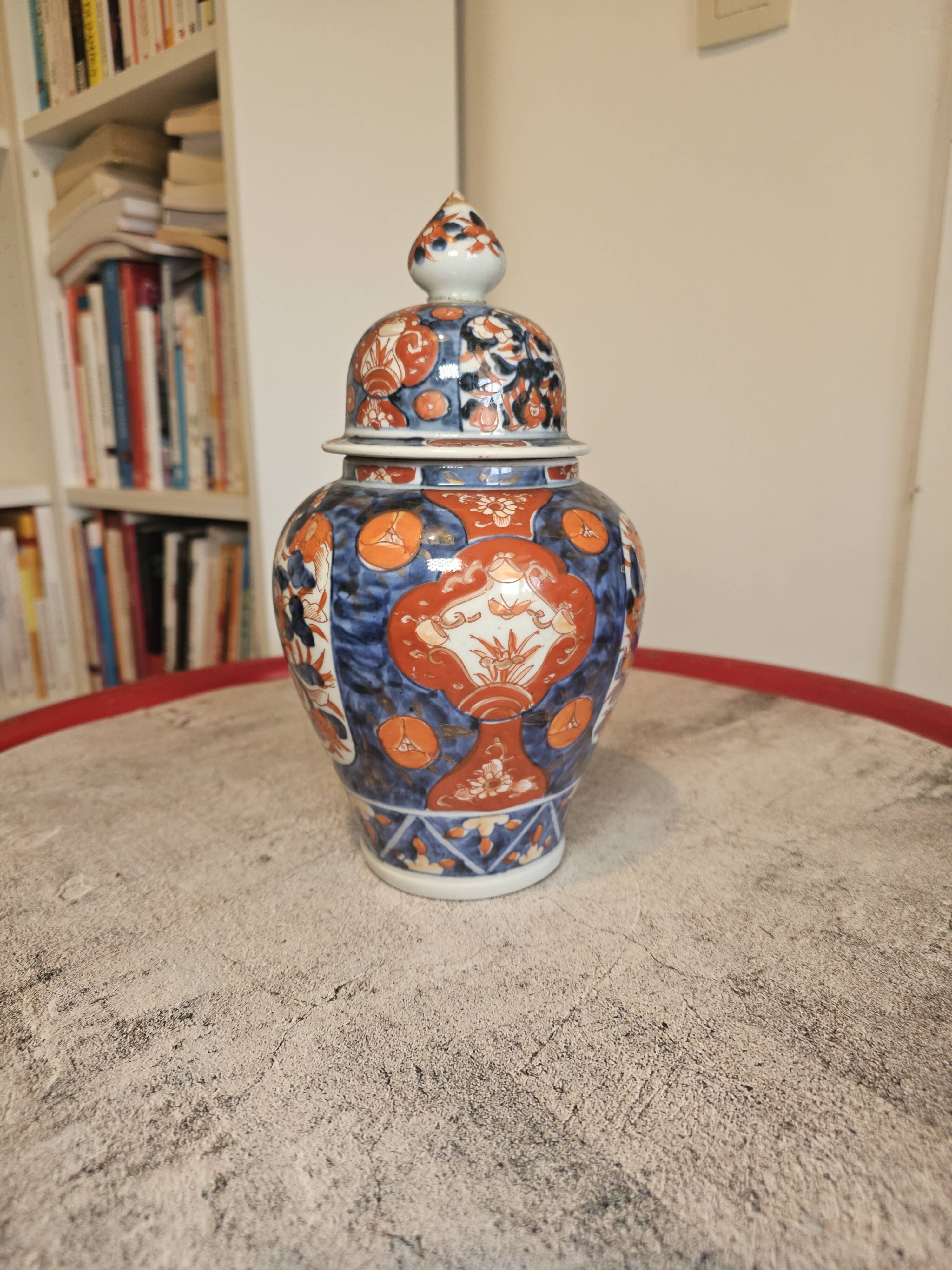 Pot with lid in Imari-style porcelain from Japan.