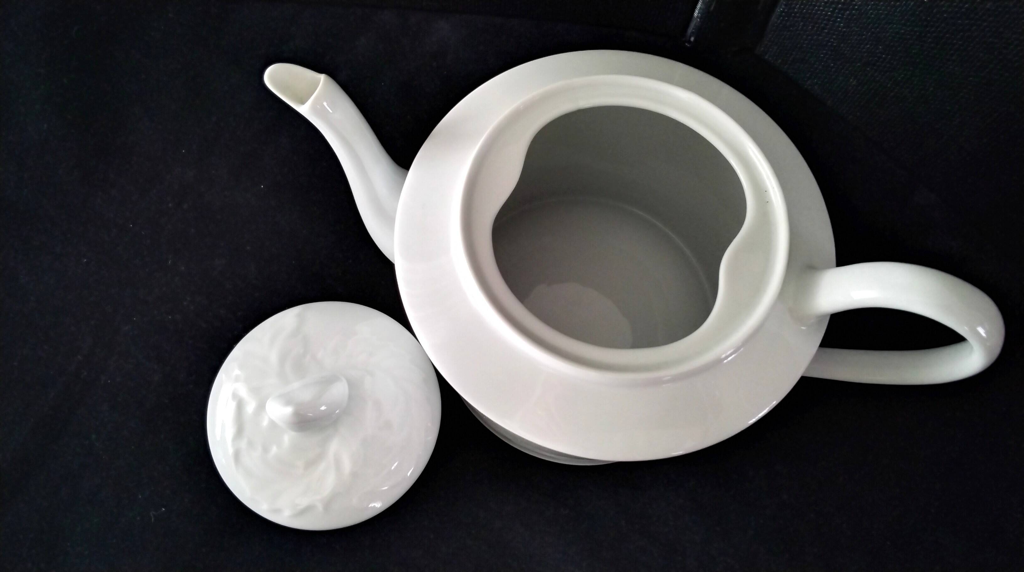 White porcelain teapot from Limoges 1 L
