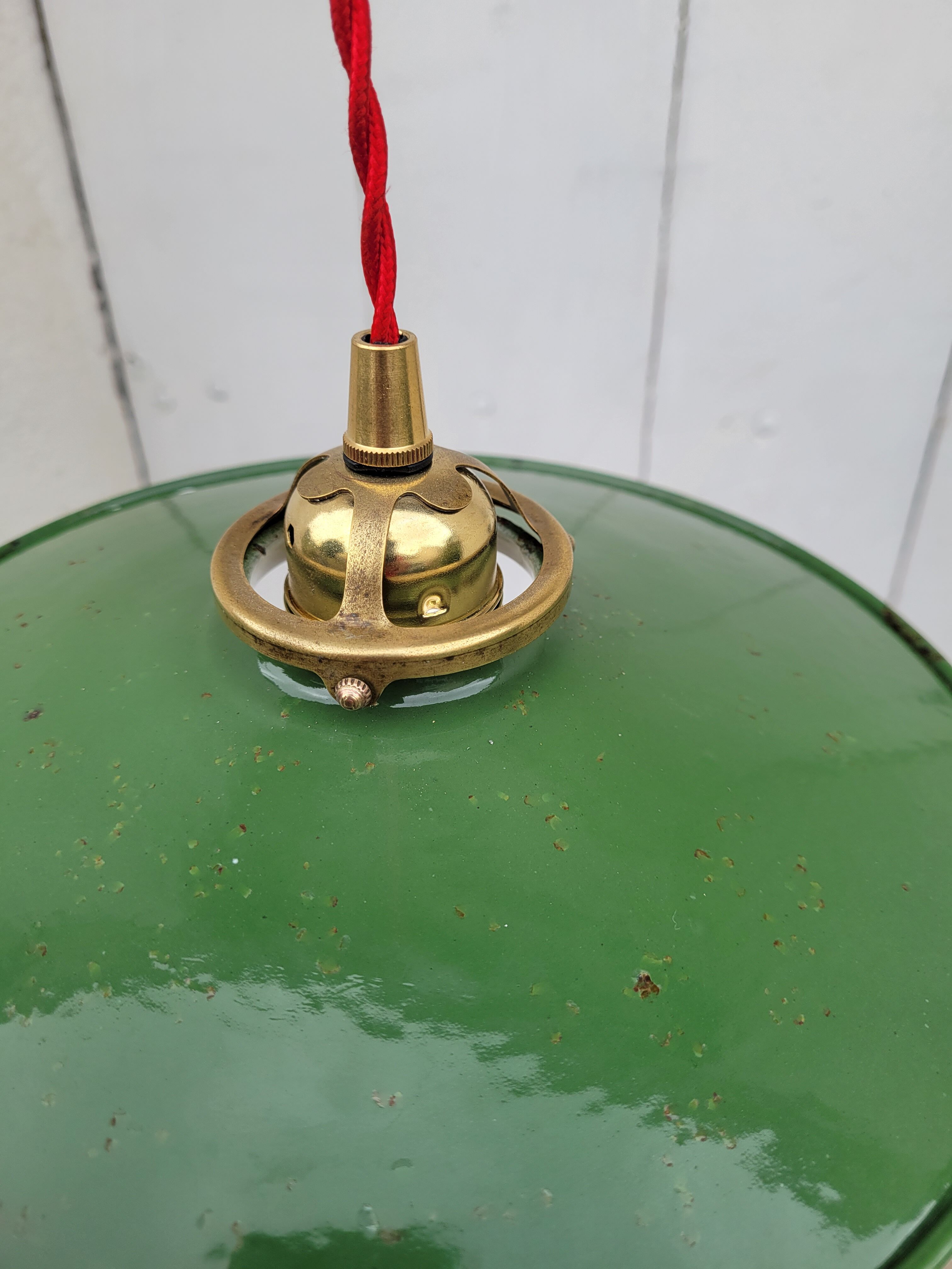 Enamelled sheet metal suspension