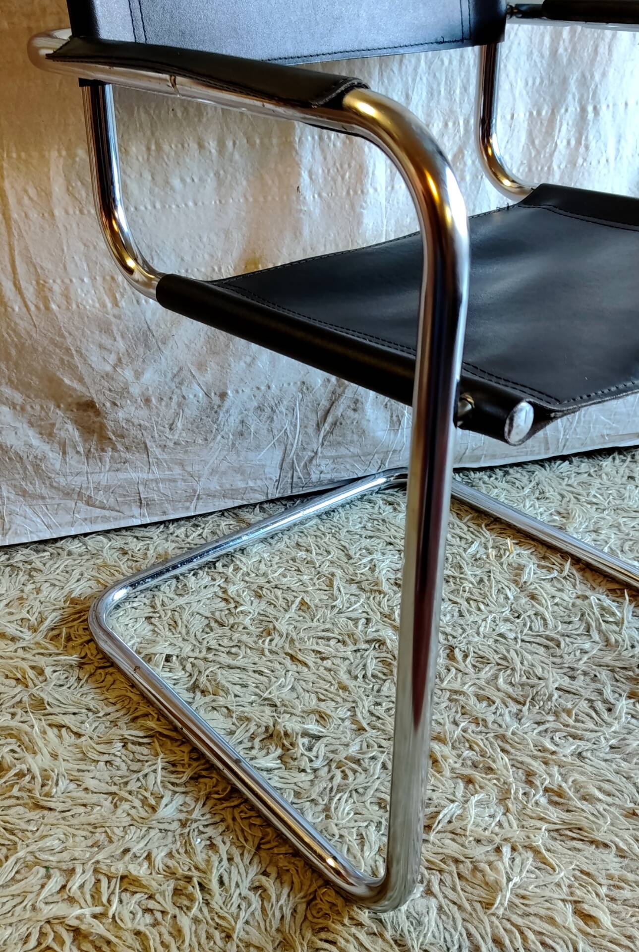 Bauhaus chair in chrome metal and leather - mid 20th century.