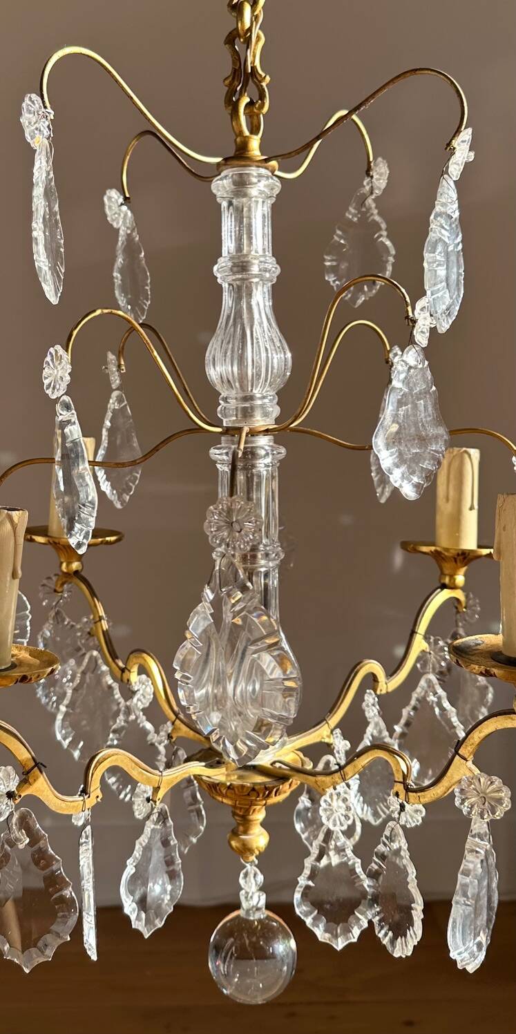 Chandelier set & 4 wall sconces with pendants, Louis XV style, gilded metal