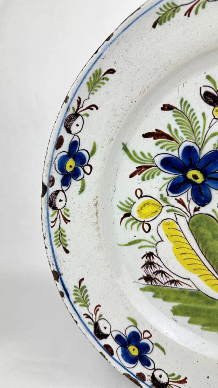 Delftware plate in white and blue with floral decoration, 18th century, Ø 36.5 cm