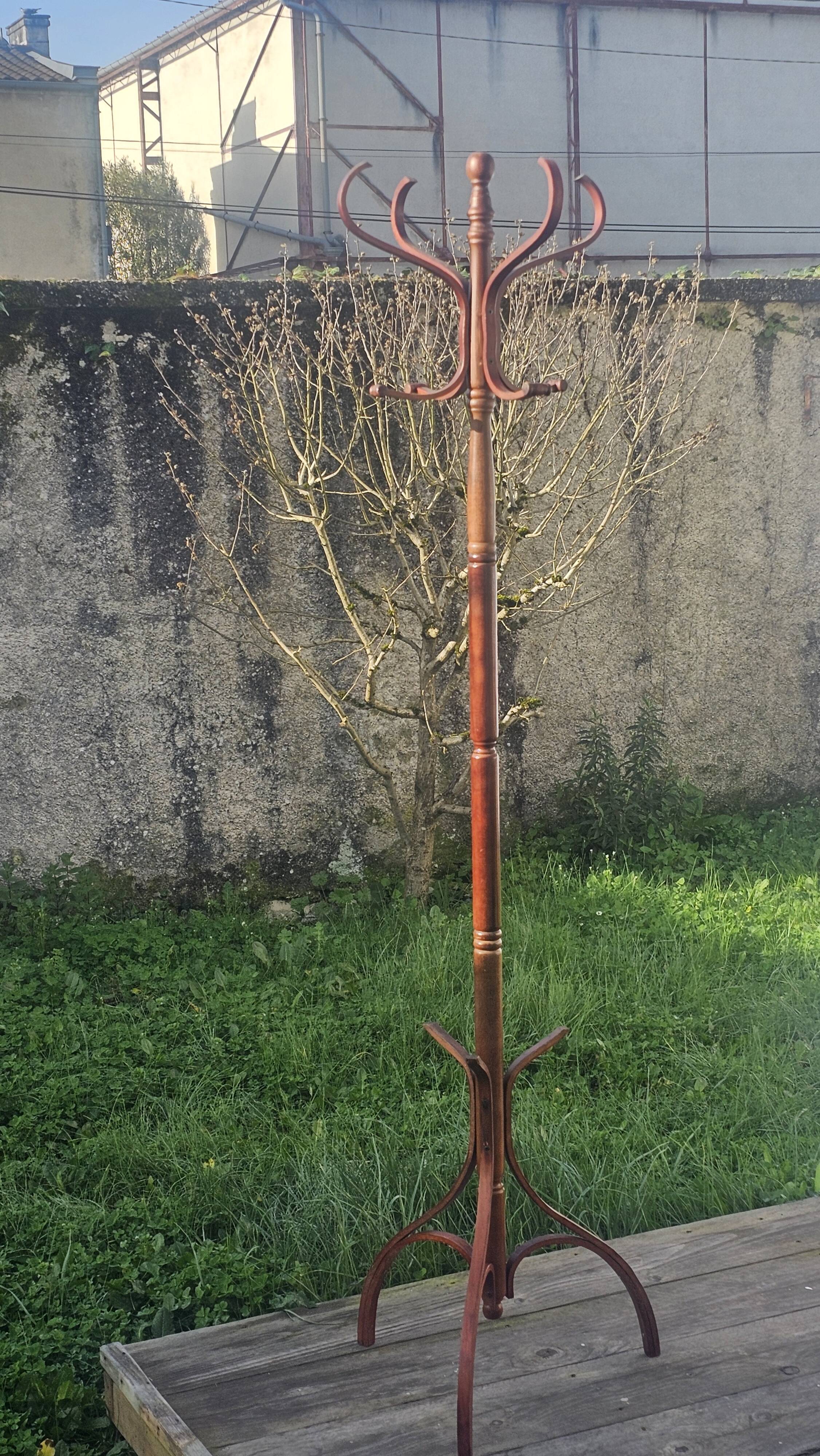 Curved wood coat rack – Thonet style