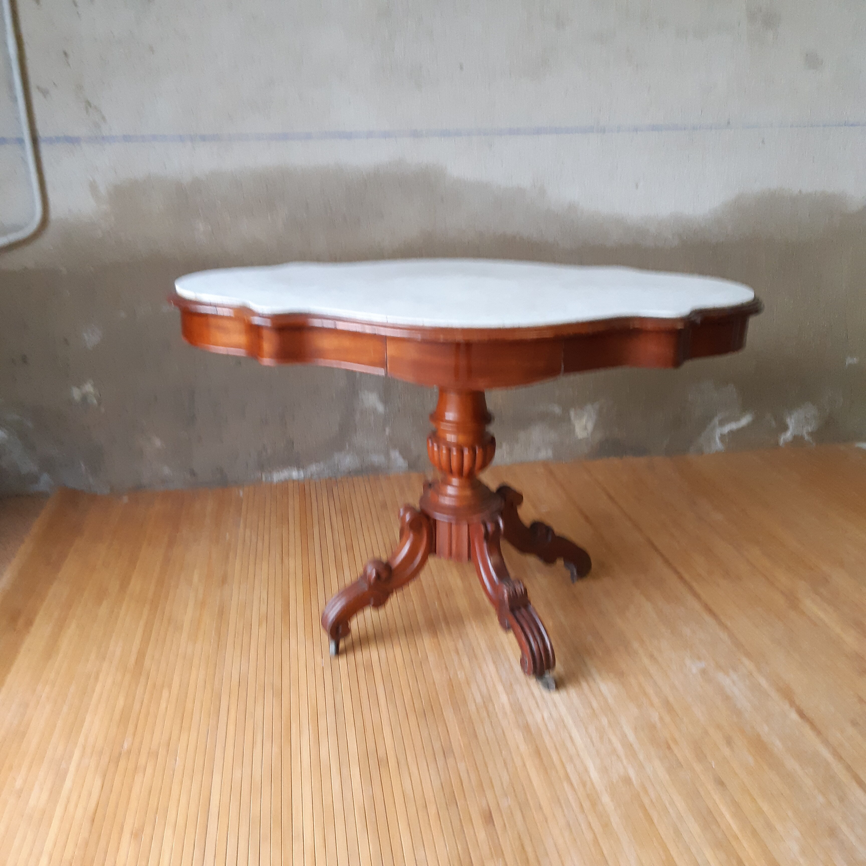 Mahogany pedestal table