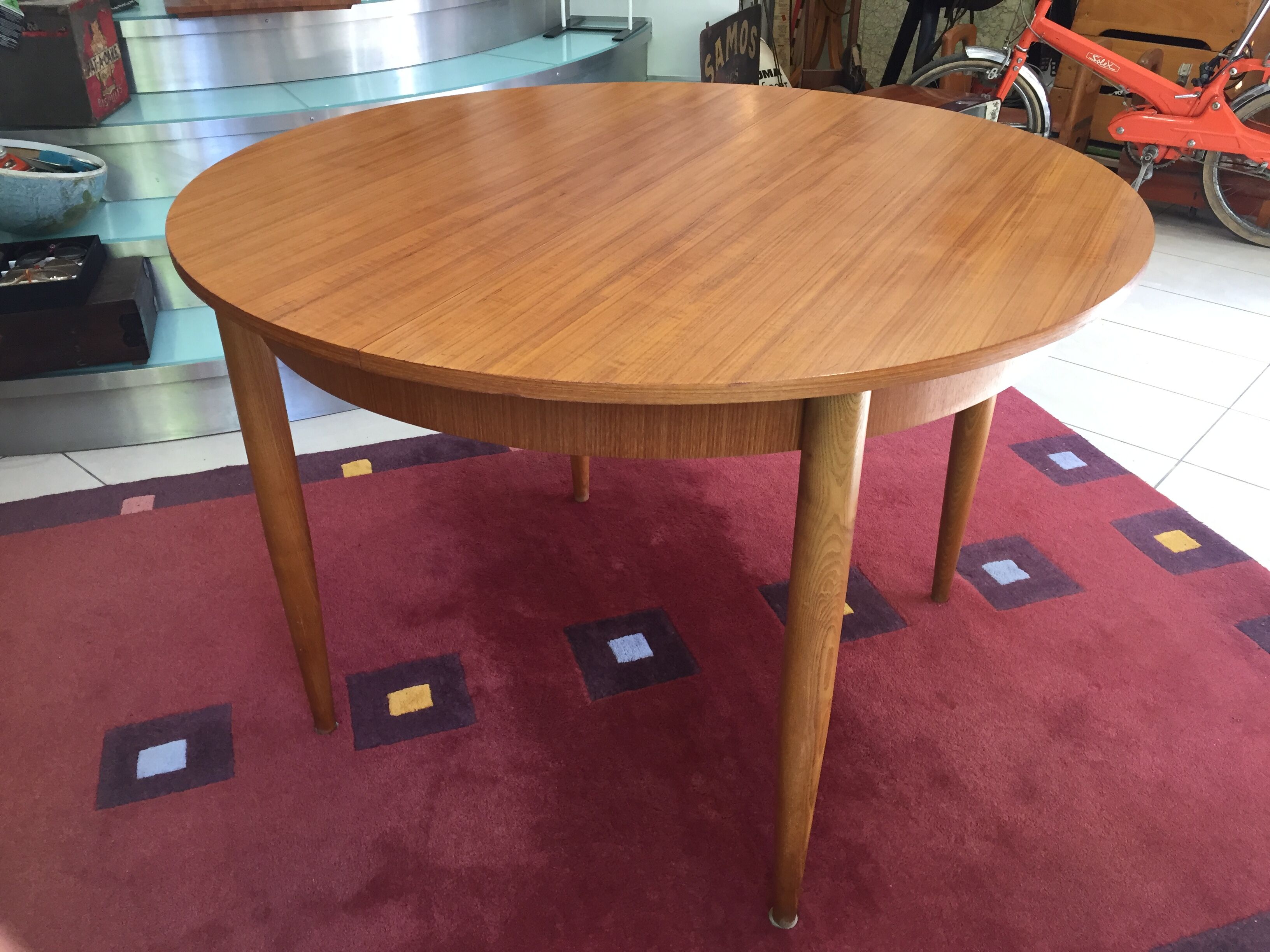 Scandinavian round table has extensions 4-8 pers møbelfabrik