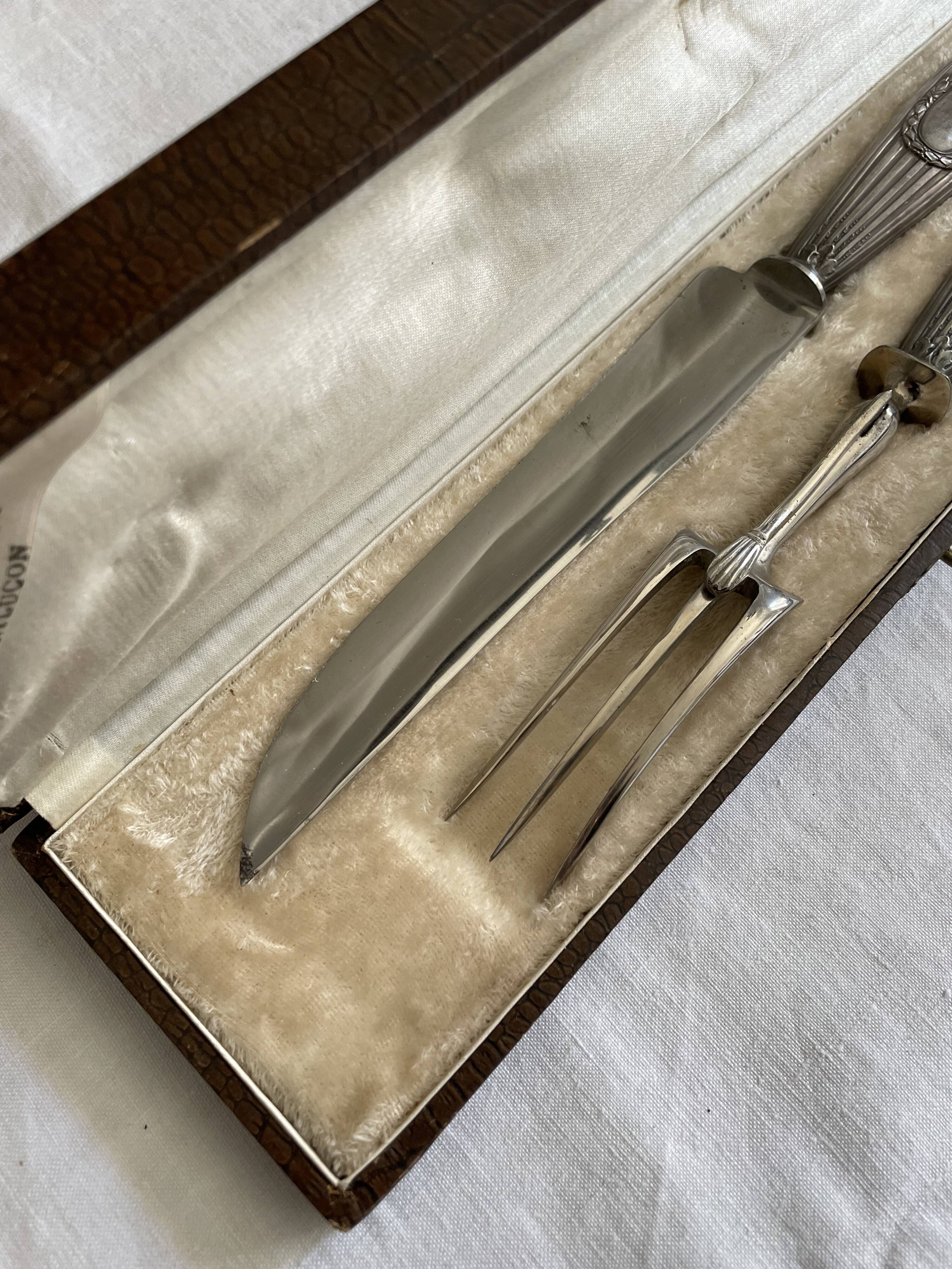 Service of silver leg cutlery in their case