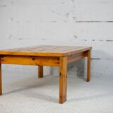 Table basse en pin. France, circa 1970