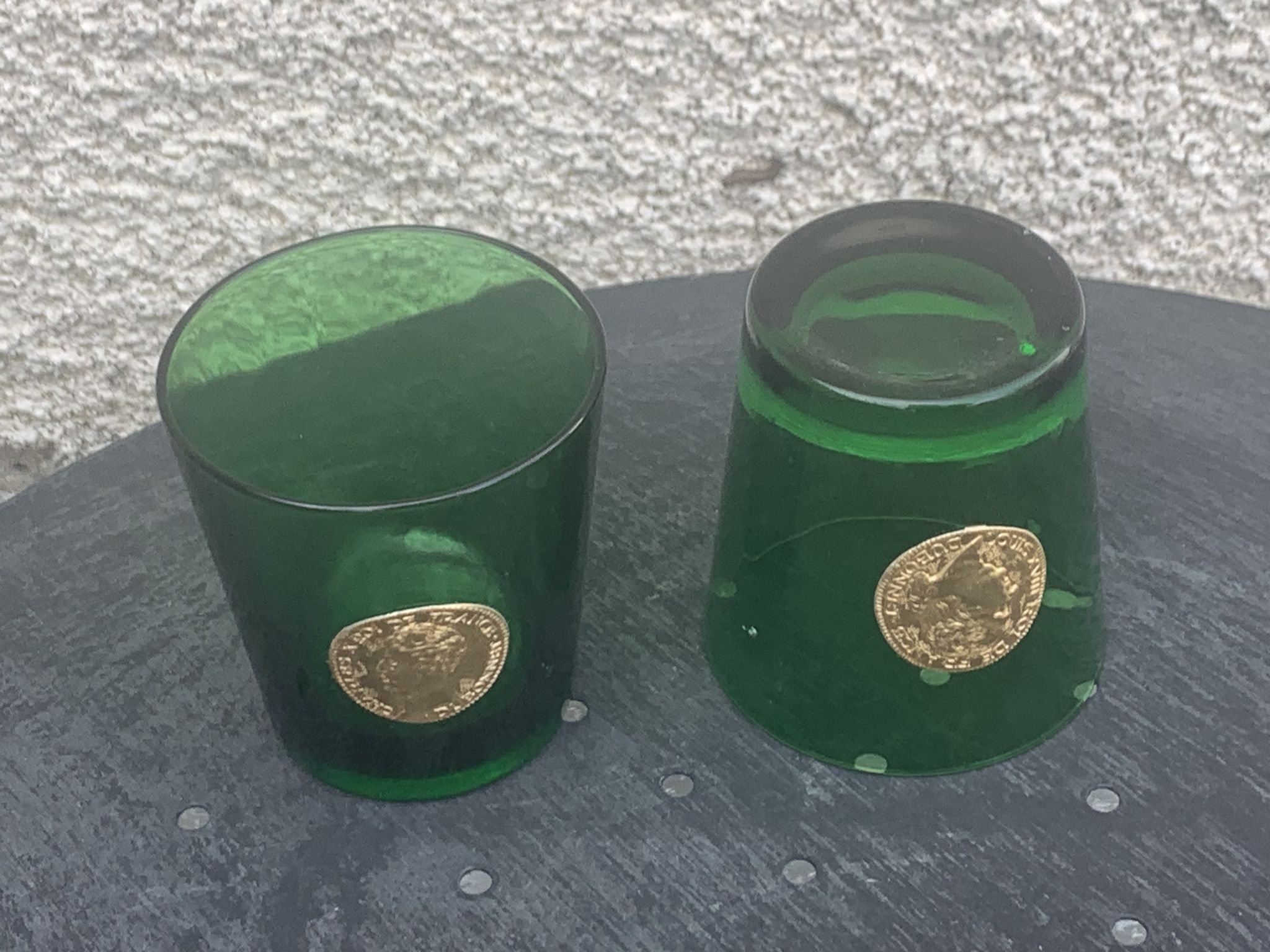 Set of 2 whisky glasses, aperitif, dubonnet, green glass, gold medalist in front, collector