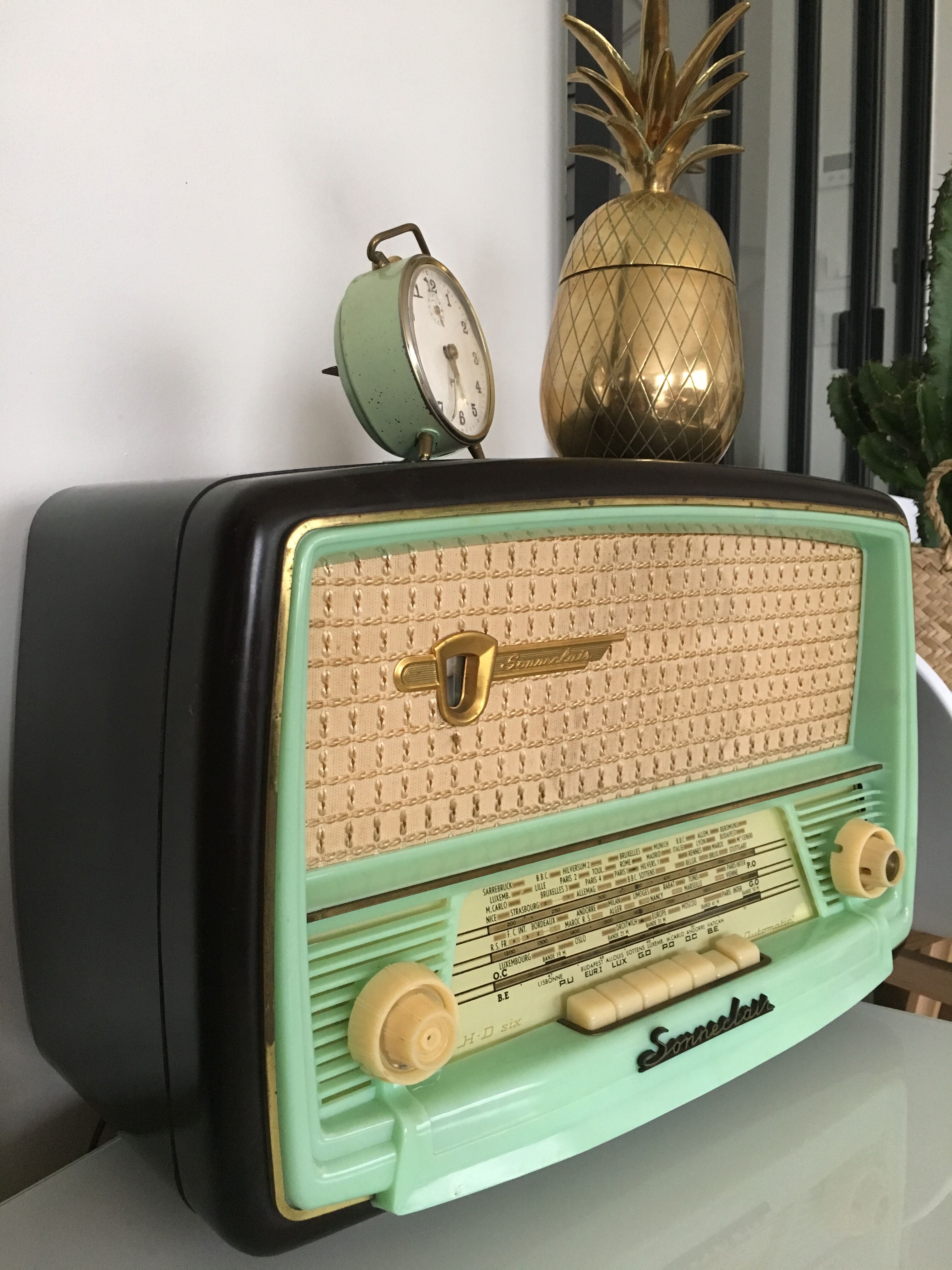 Vintage Sonneclair radio station