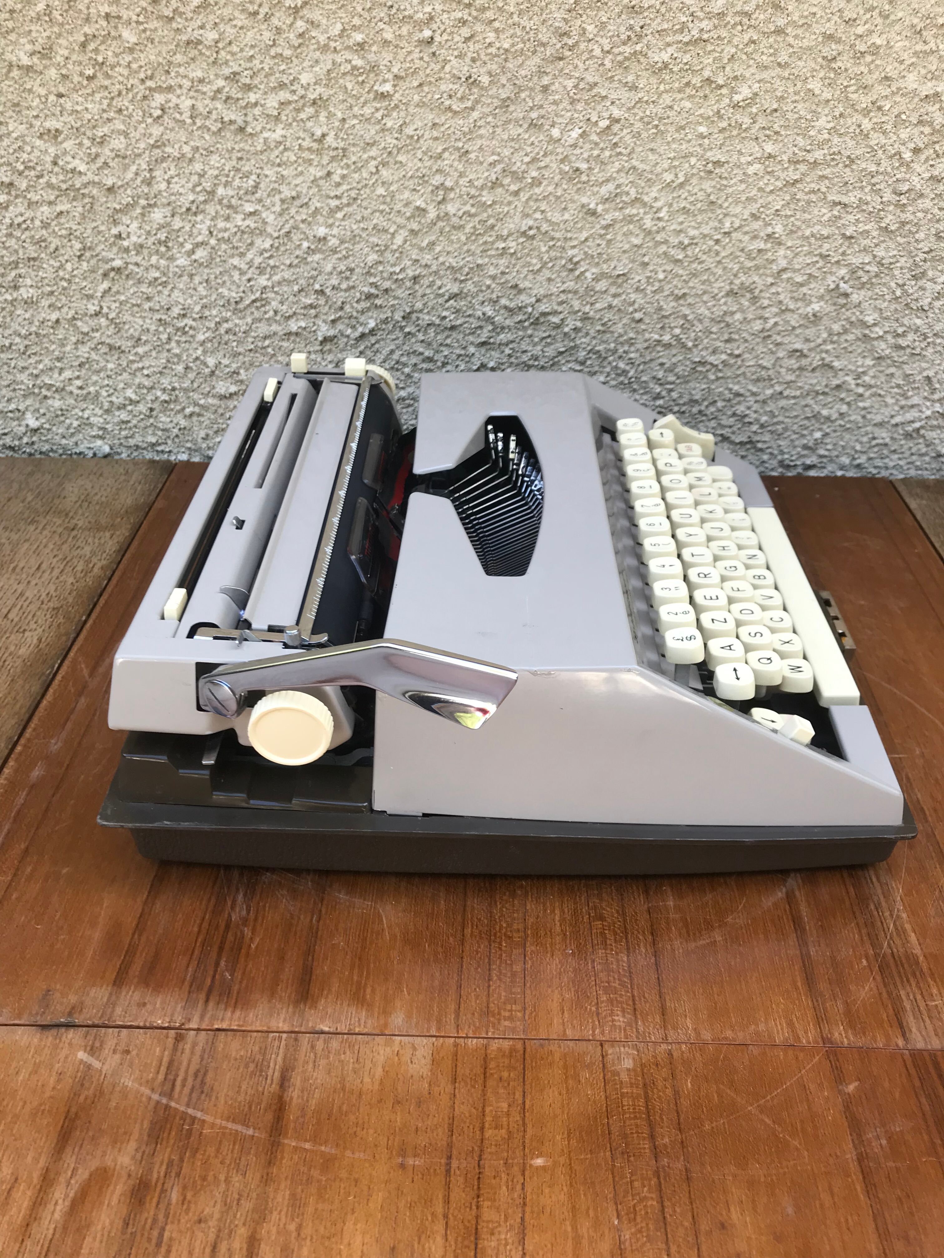 Former Scheidegger "princess matic" metal beige writing machine - vintage malle