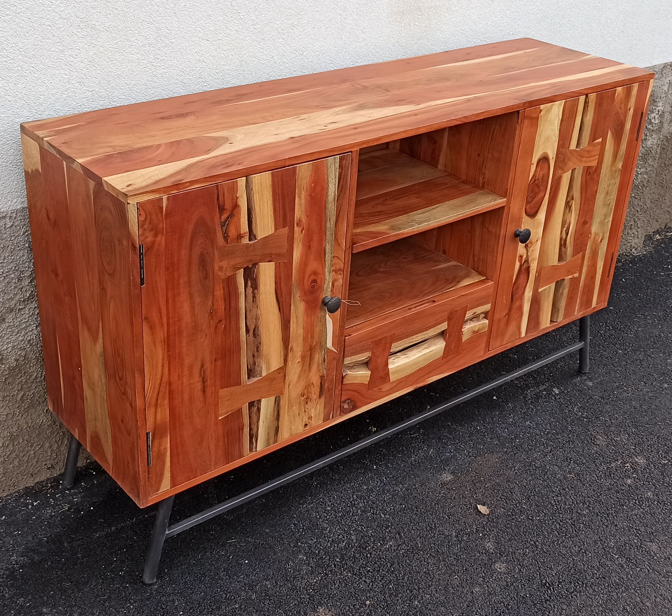 Buffet en bois avec deux portes, un tiroir et deux niches