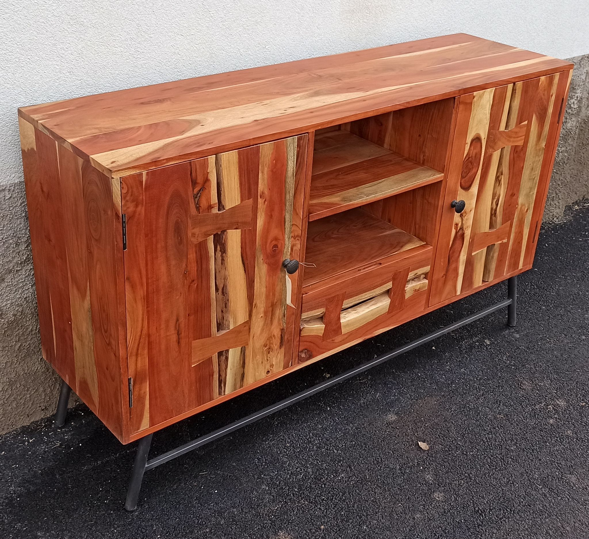 Buffet en bois avec deux portes, un tiroir et deux niches