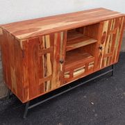 Buffet en bois avec deux portes, un tiroir et deux niches
