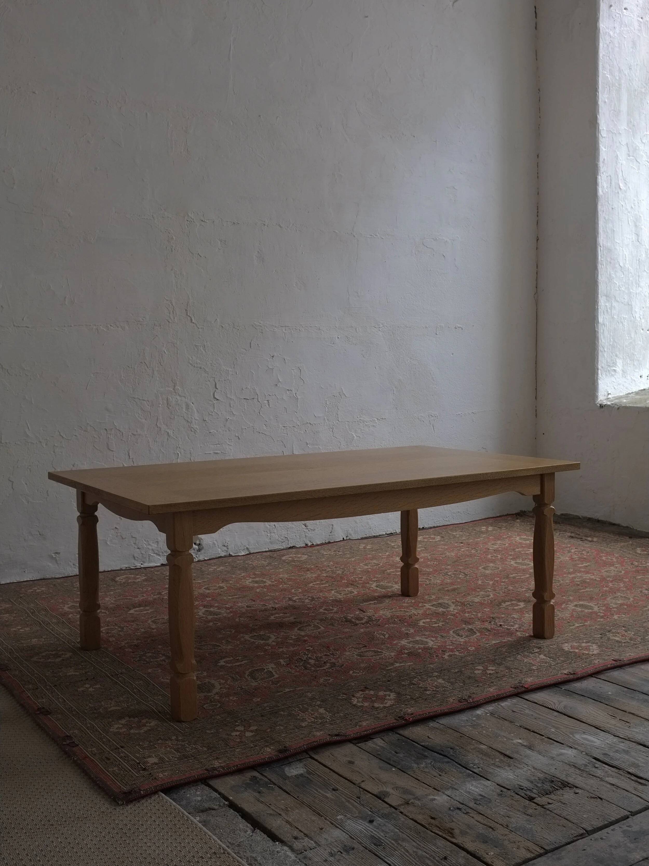 Table basse en chêne sculpté | Henning Kjaernulf | Danemark | Années 1950