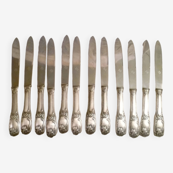 12 couteaux de table en metal argente modele "feuillages" lames inox