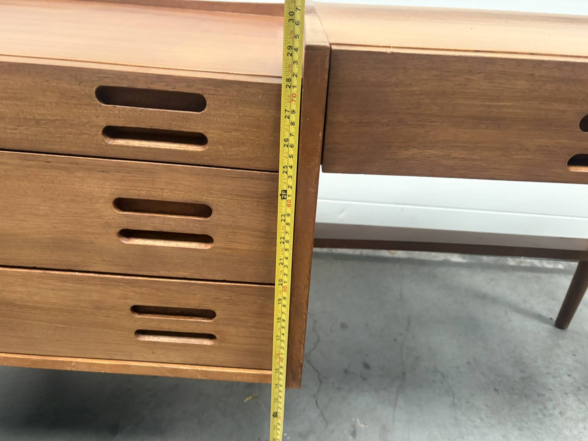 Bureau Scandinave midcentury à caisson et finition acajou