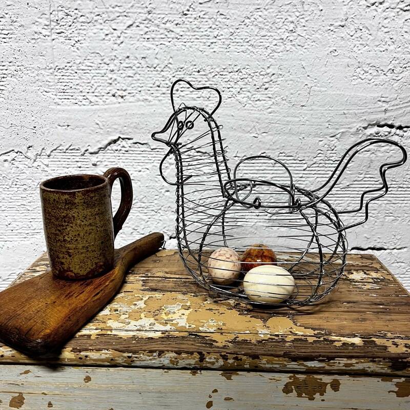 Chicken-shaped wire basket