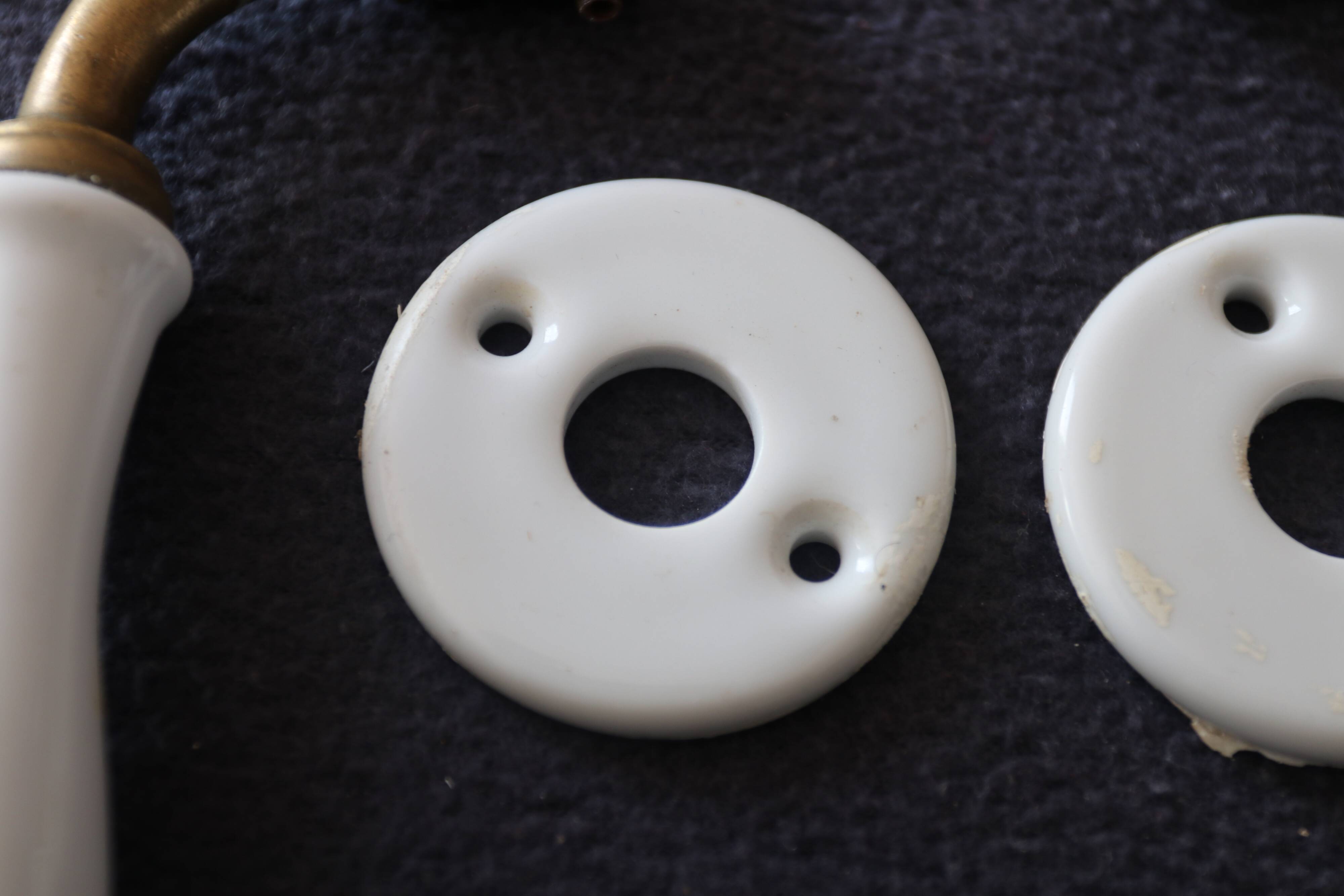 Set of two porcelain door handles with two rosettes