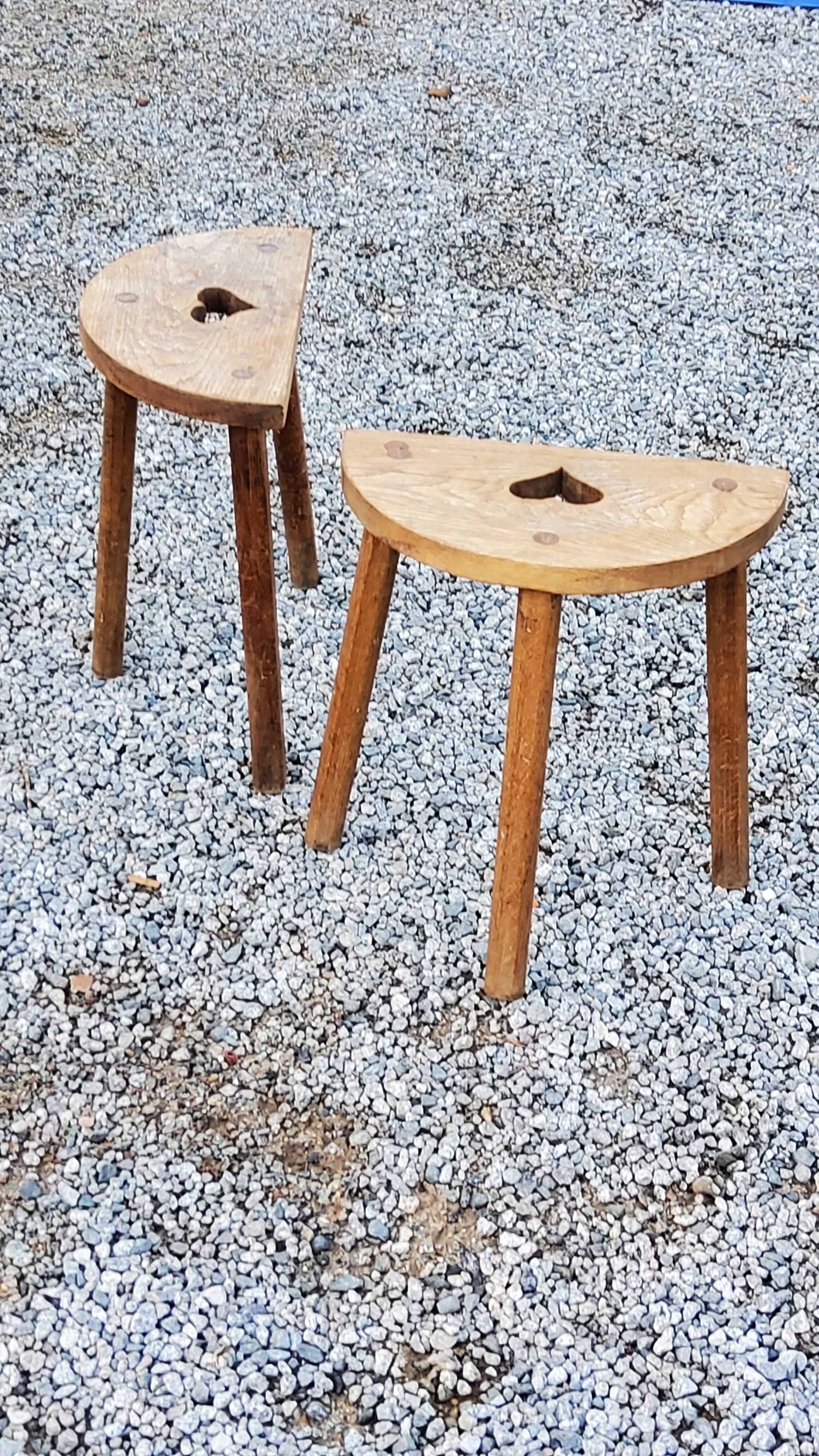 Pair of shepherd's stools in tripod oak décor in the heart
