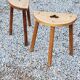 Paire de tabourets de berger en chêne tripode décor au cœur