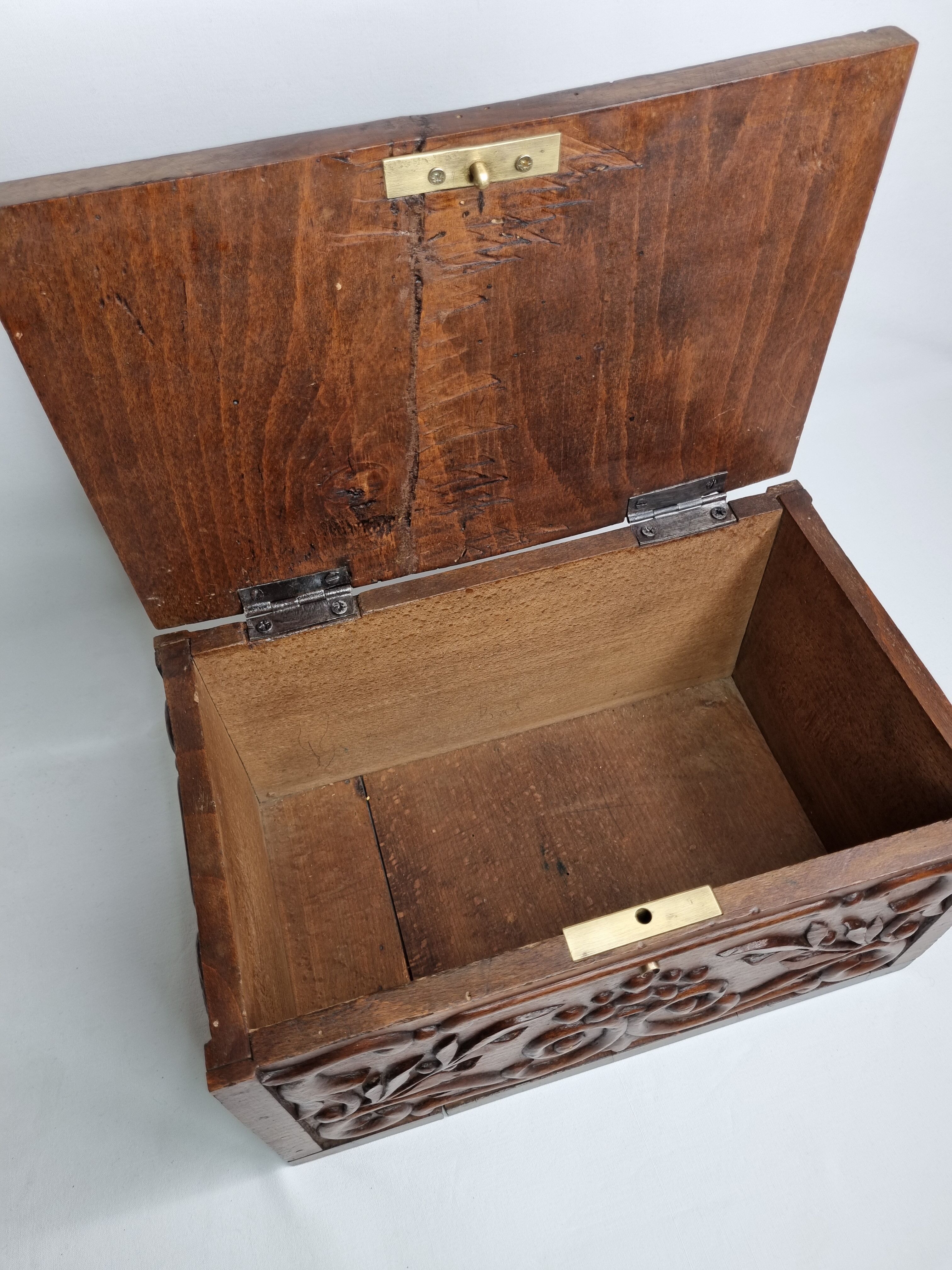 Ancien coffret en bois sculpté à décor de mascaron