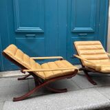 Paire de fauteuils pliants en cuir palissandre