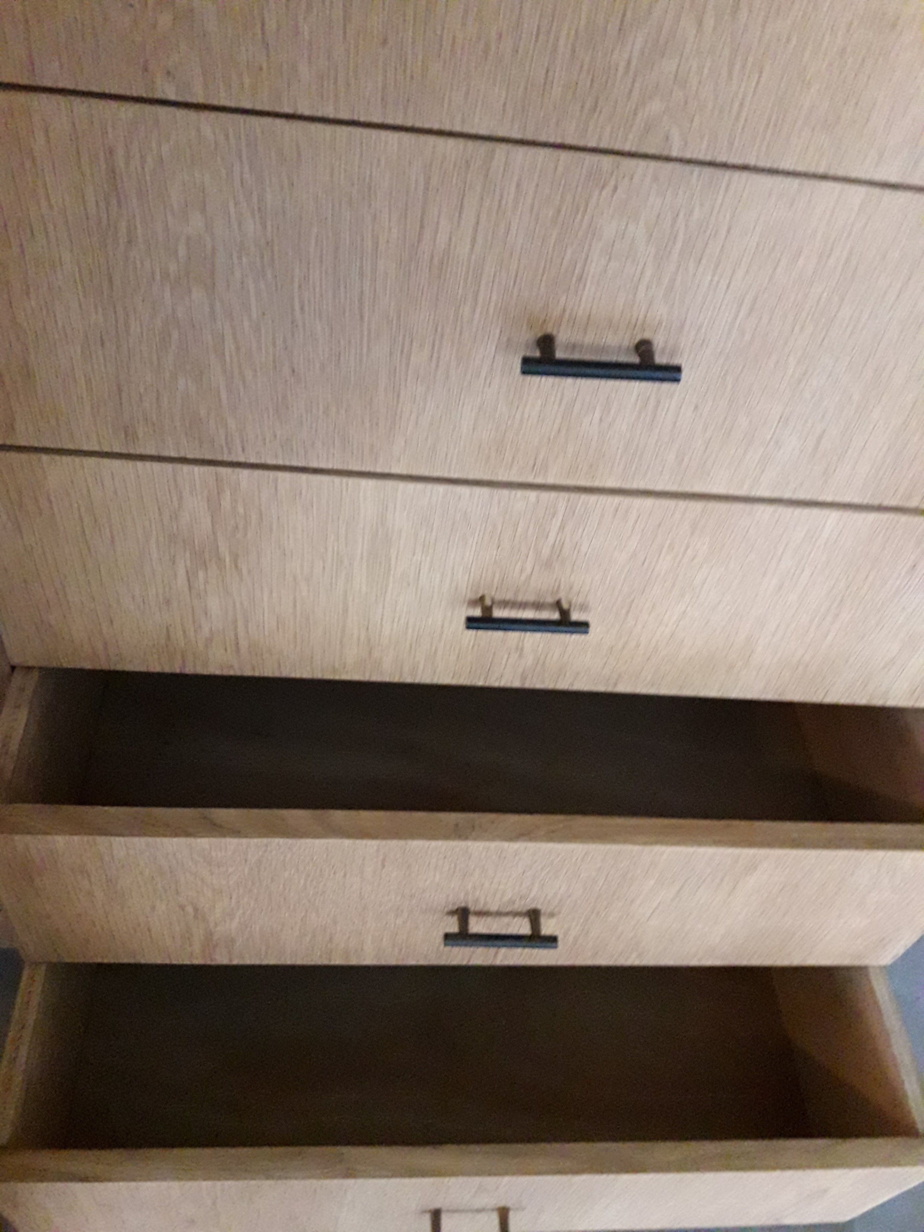 Armoire asymétrique pieds moustache