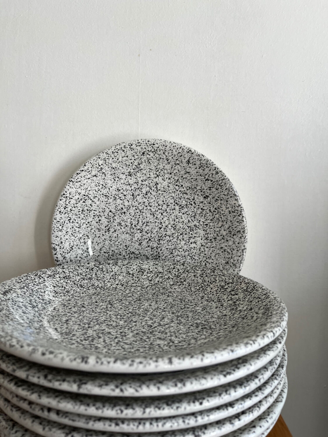 8 flat plates in speckled ceramic