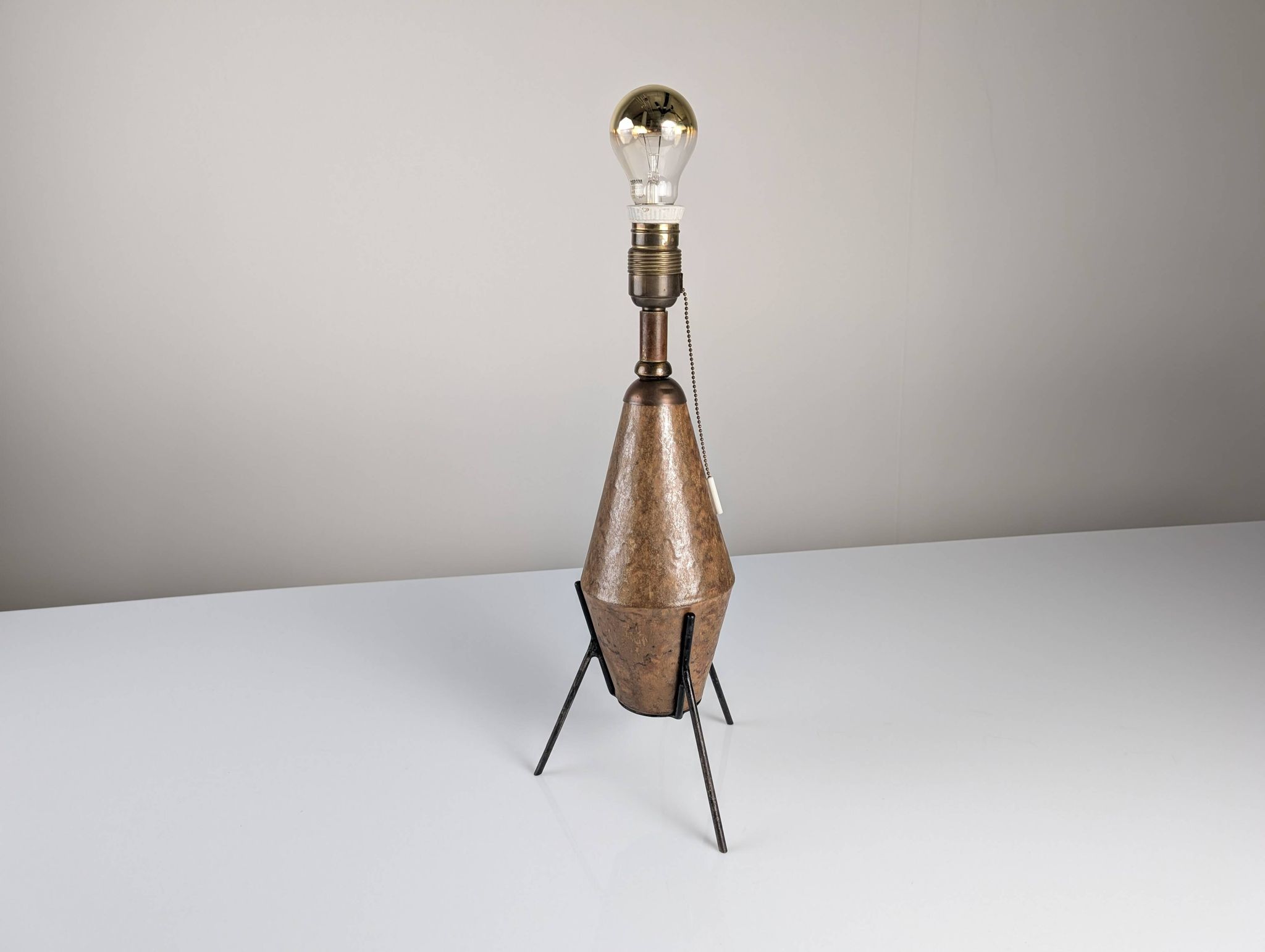Lampe de table brutaliste en céramique et fer, années 1950 1 200 €