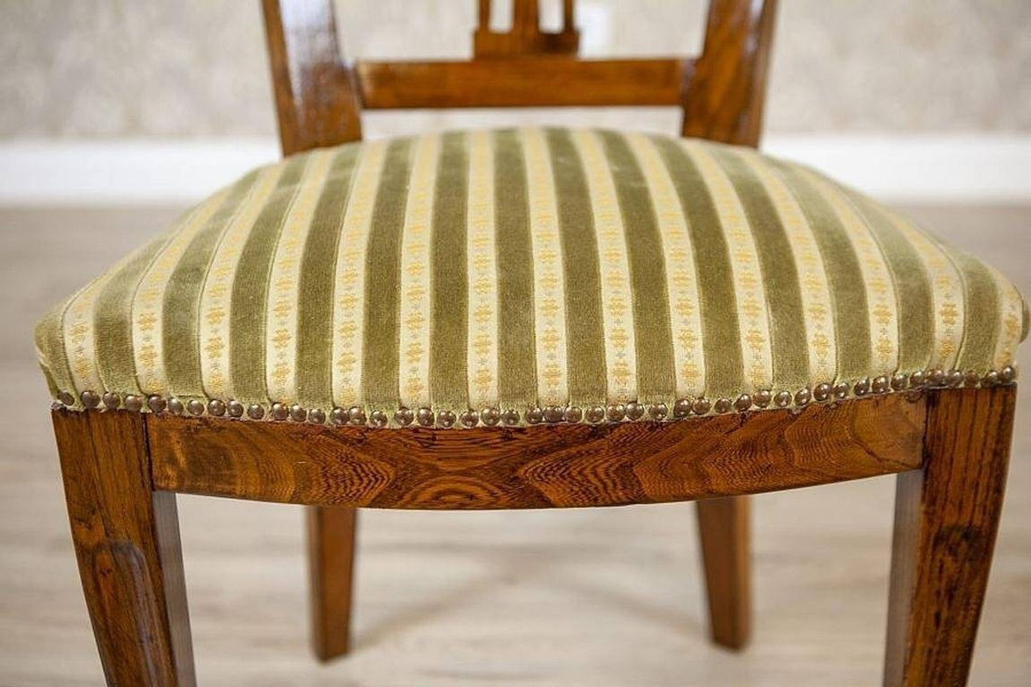 Chaise en orme des années 1940 avec tapisserie rayée.