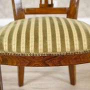 Chaise en orme des années 1940 avec tapisserie rayée.