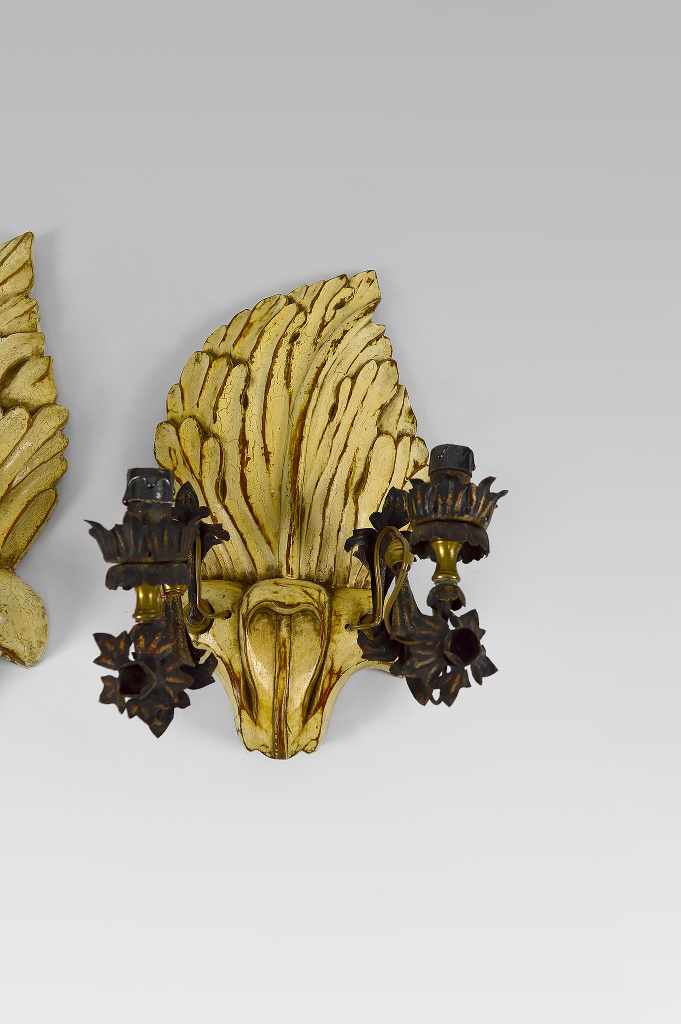 Pair of Hollywood Regency sconces in carved, painted and patinated wood, 1950s