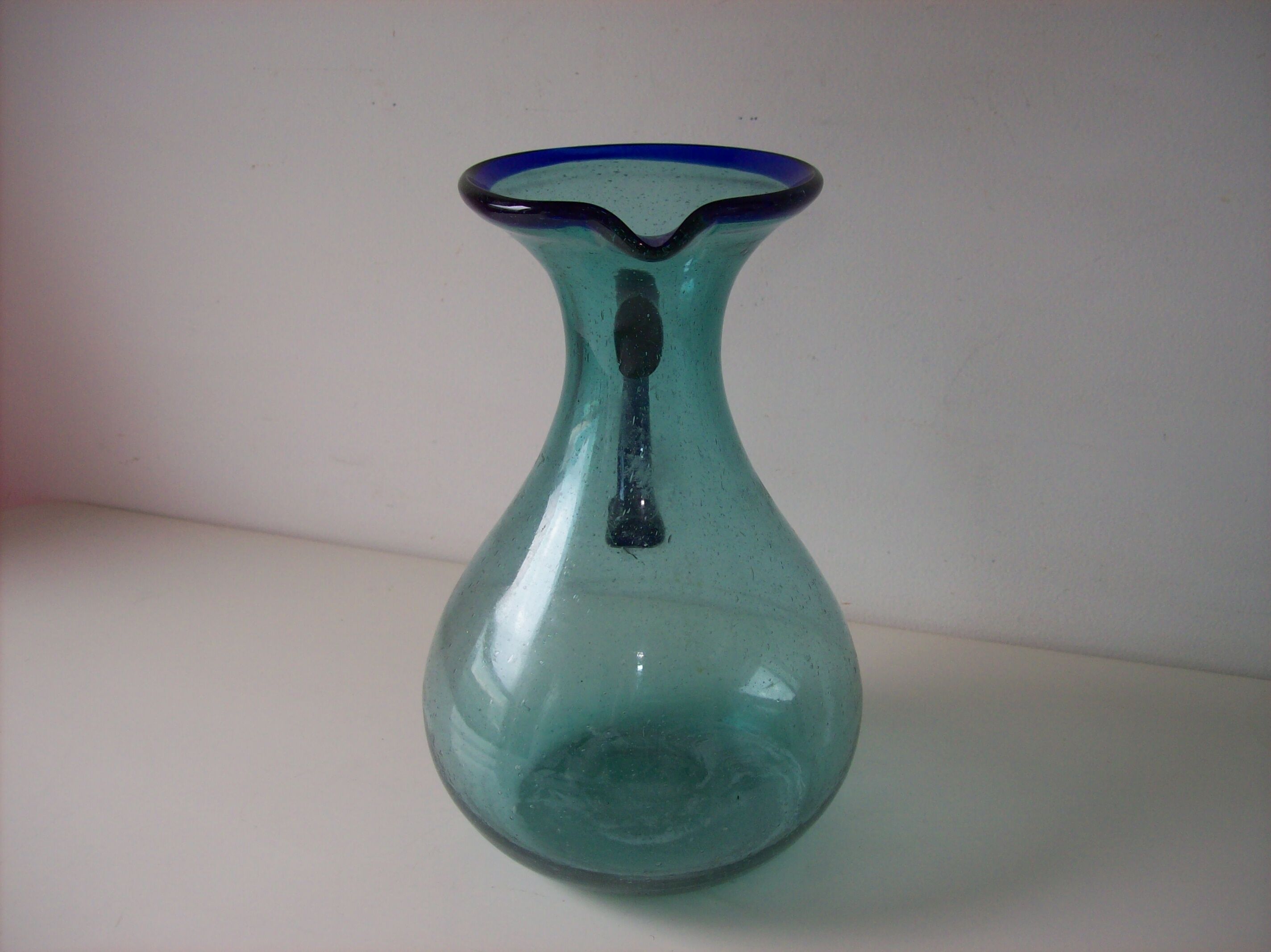 Pichet en verre bullé soufflé