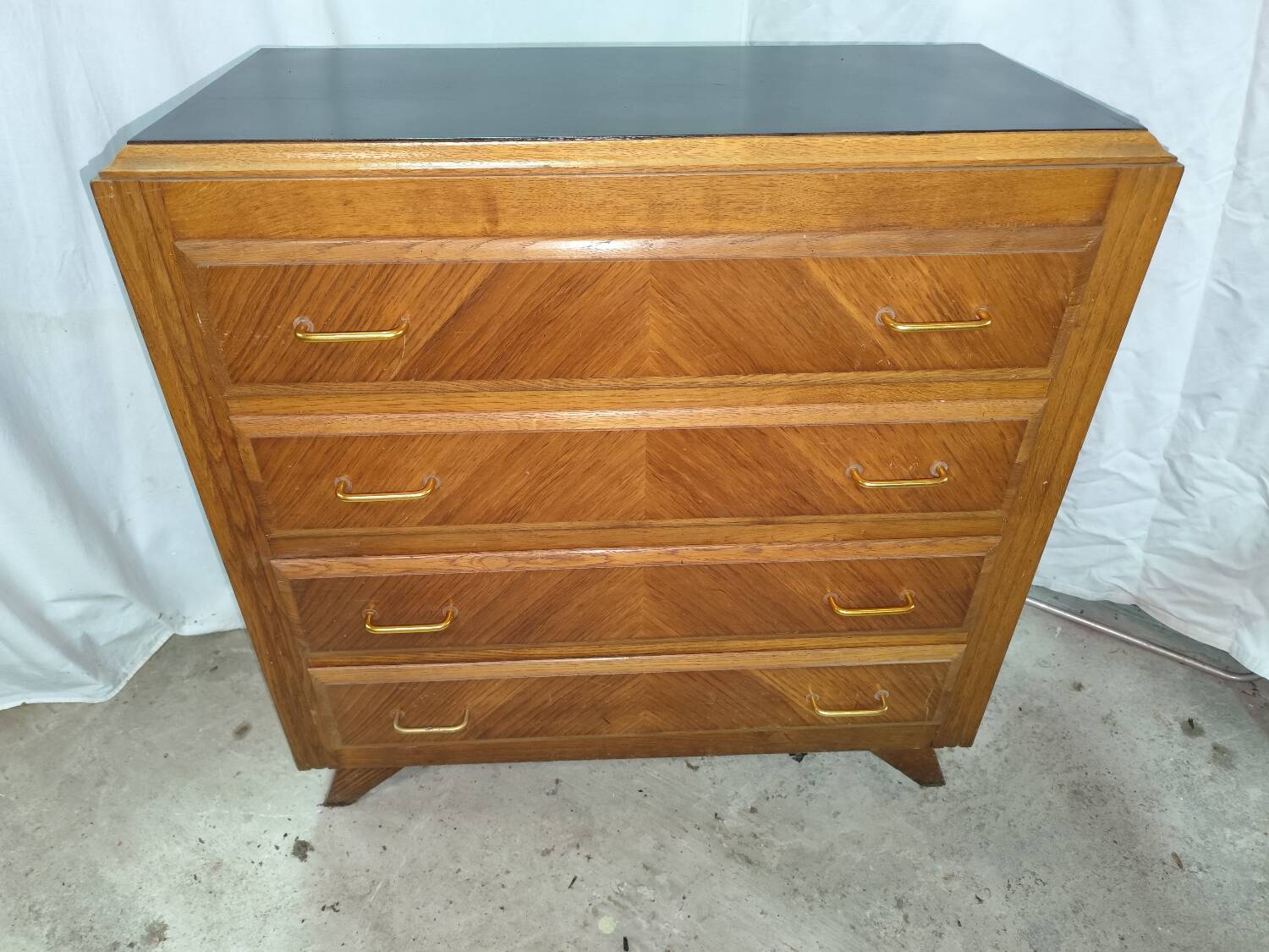 Pretty chest of drawers with 4 compass-legged oak veneer drawers