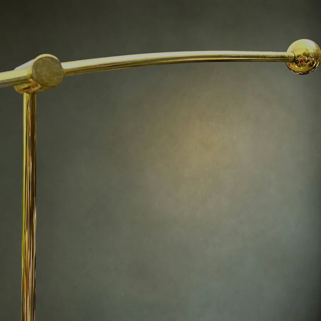 Lampadaire massive space age en métal doré bras balancier – années 70 80