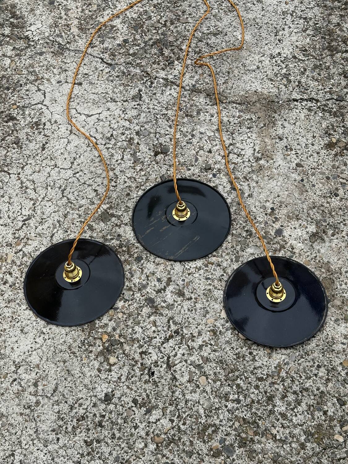 Trio de suspensions tôle émaillée noire et blanche vintage style indus