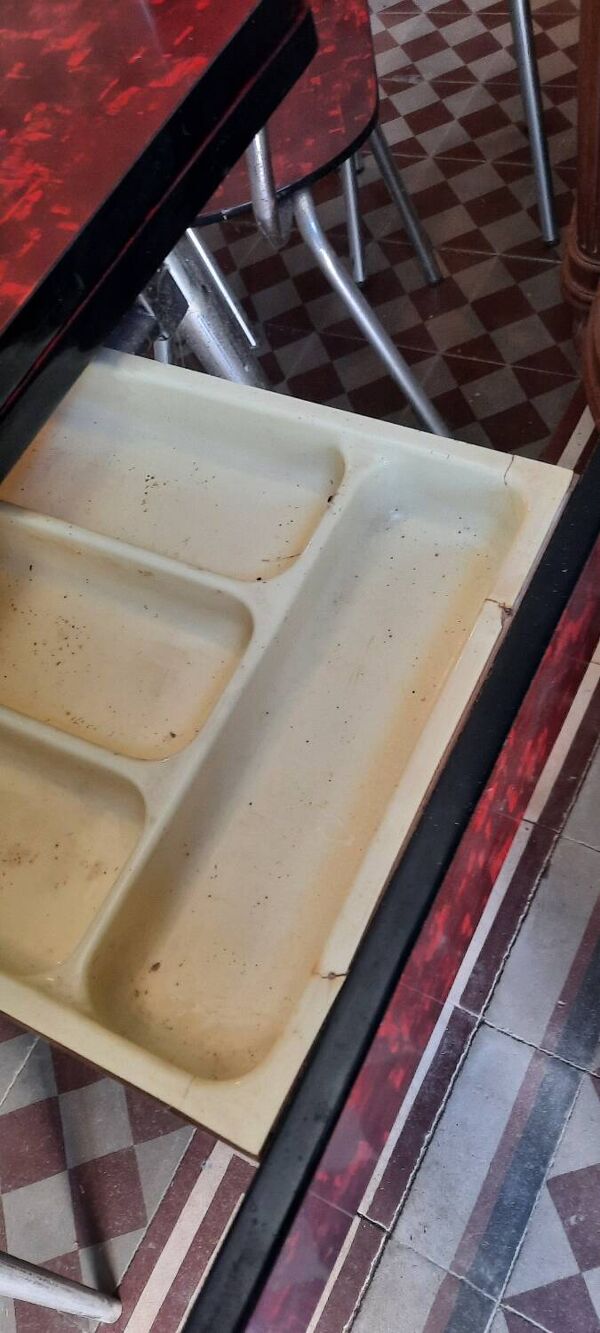 Table chaises et tabourets formica