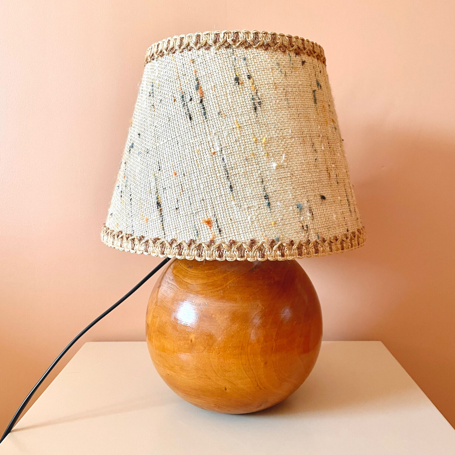 Wooden ball foot lamp