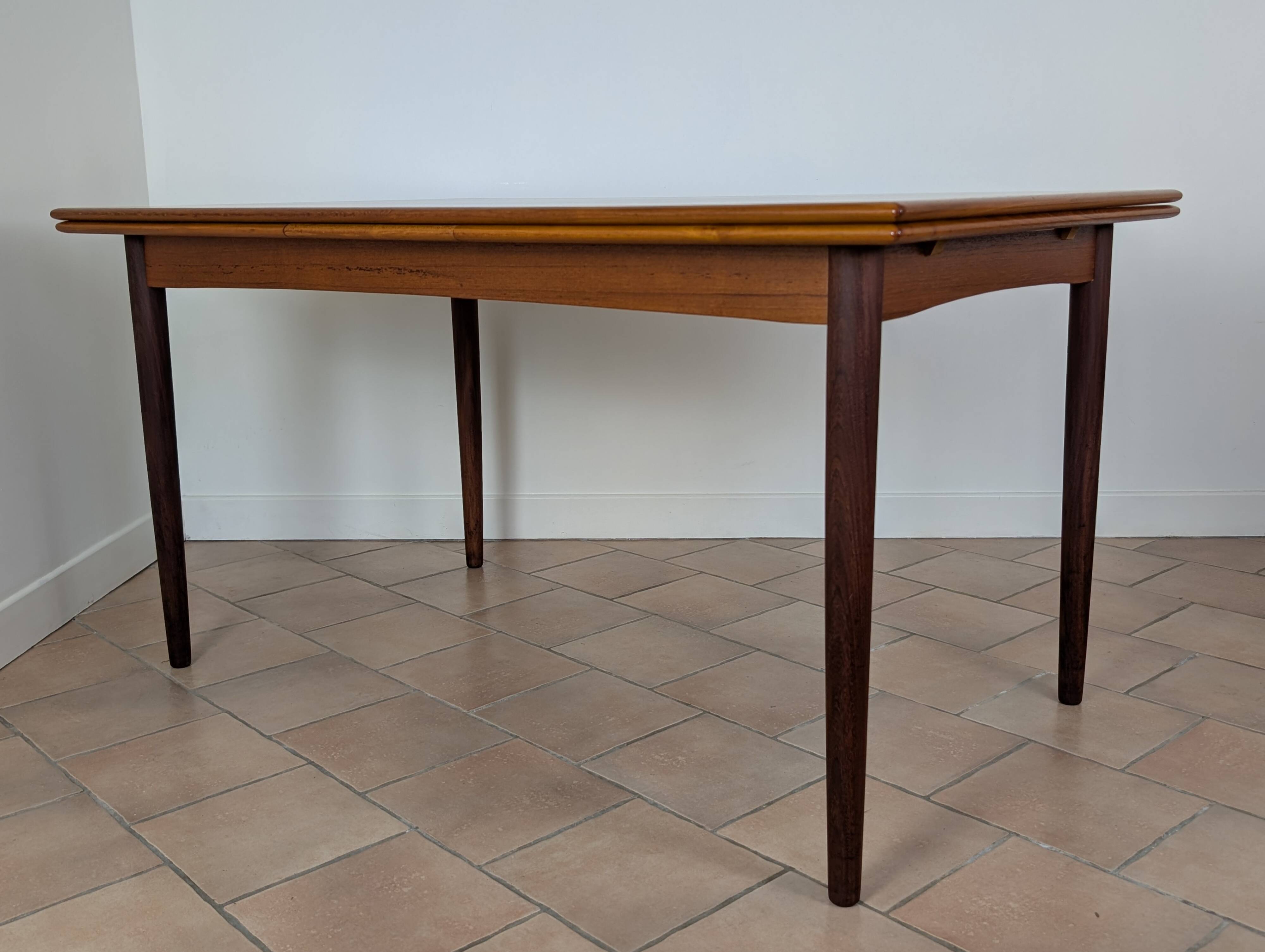 Scandinavian extendable table