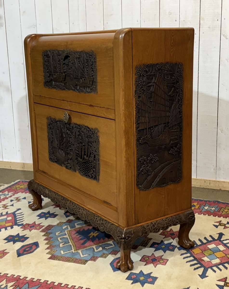 Chinese bar in richly carved teak, work from the 1980s.