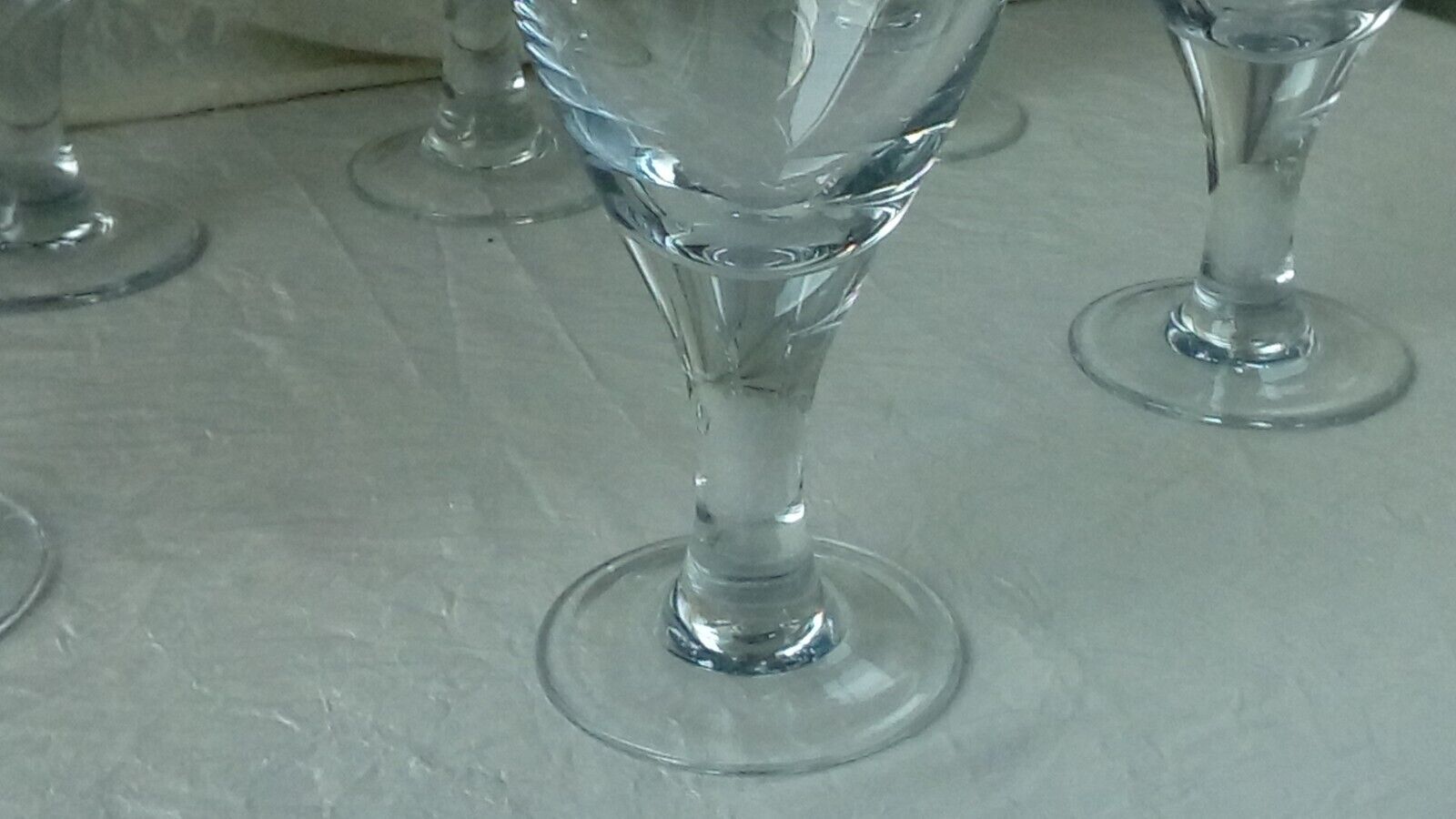 Verres a pied trompeur en verre epais bistrot