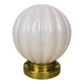 Applique globe opaline art déco rose, socle laiton doré, plafonnier