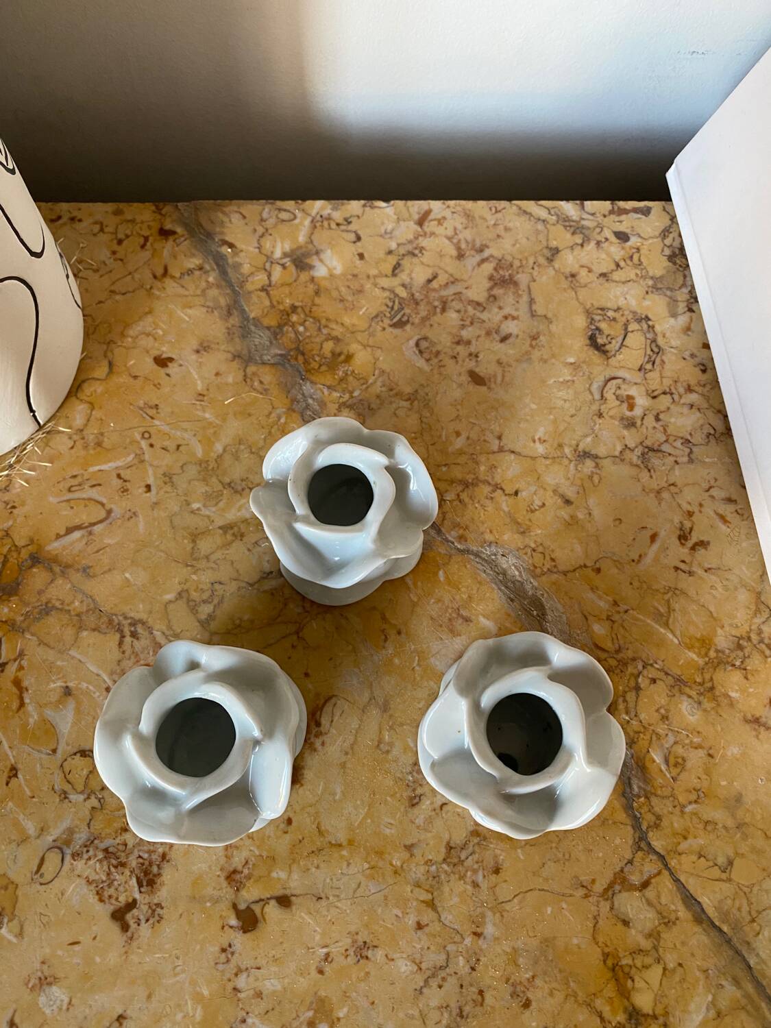 Bougeoirs en céramique blanche vintage