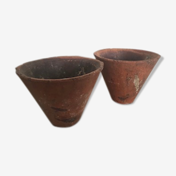 2 anciens pots de résinier utilisés lors du gemmage