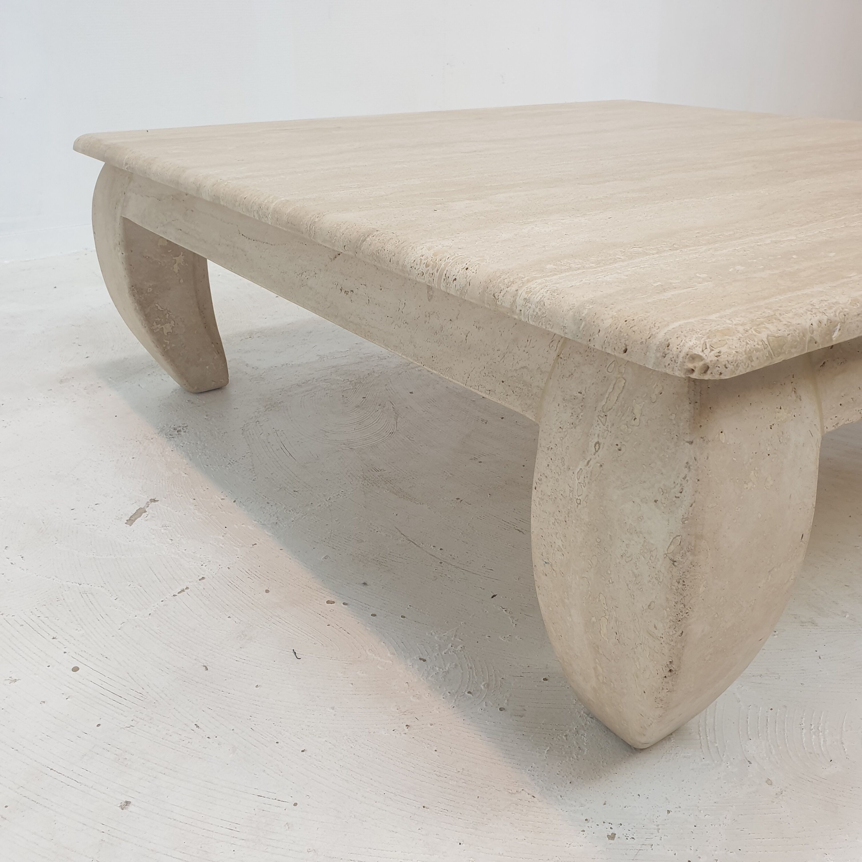Table basse en travertin italien "Opium", années 1980.