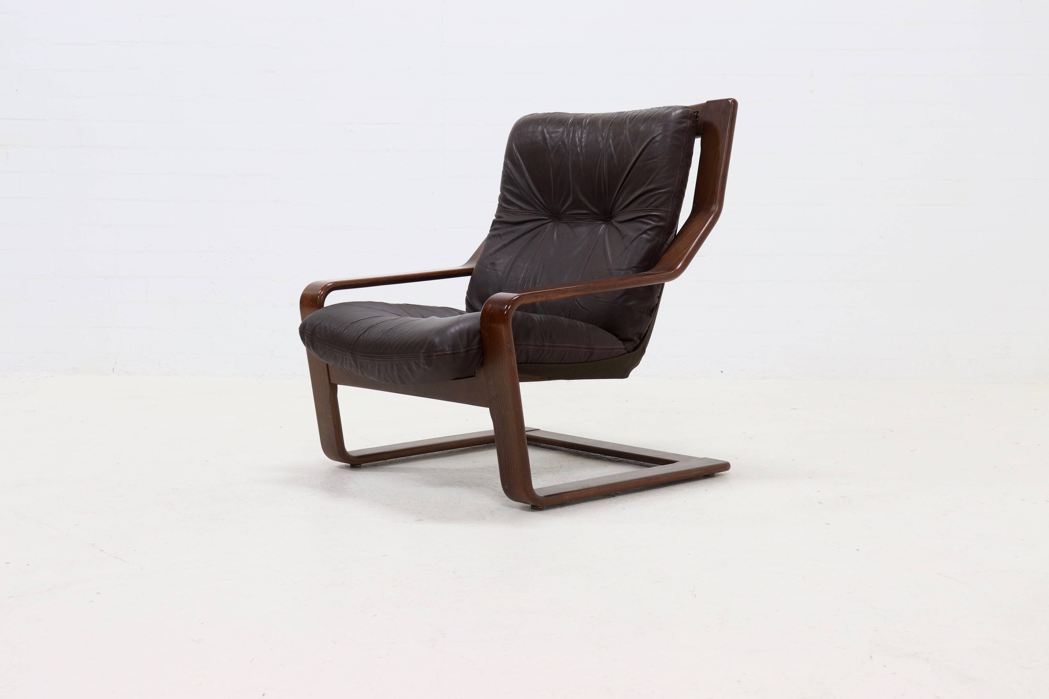 Fauteuil lounge scandinave en bois courbé et cuir 1960