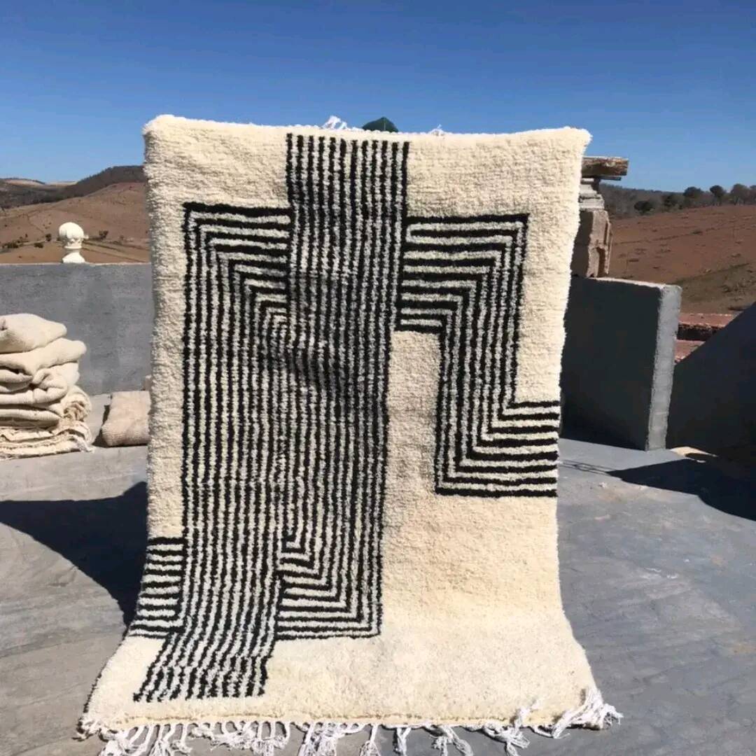 Hand-woven wool beni ouraine rug, size 150 x 250 cm