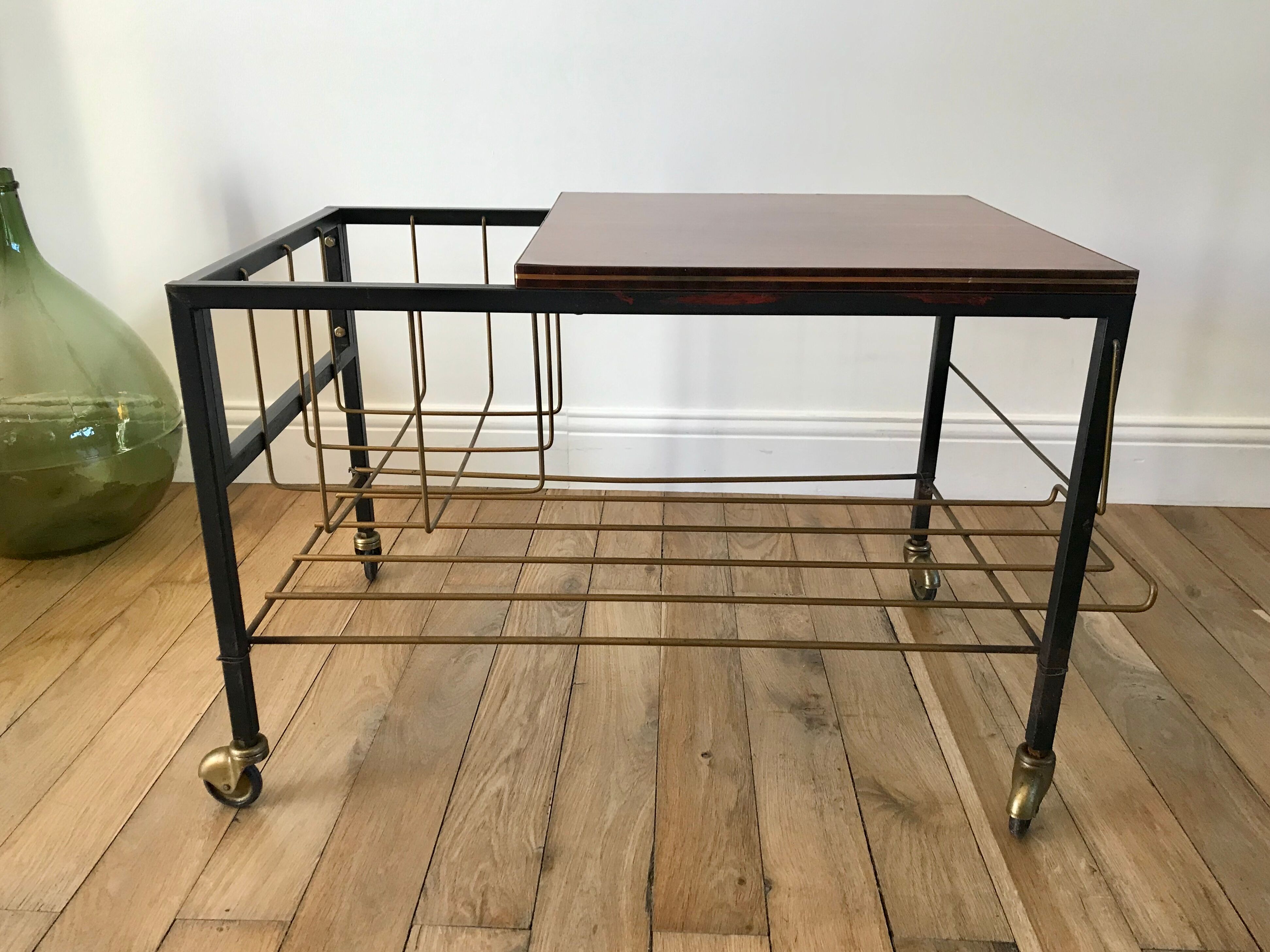 Range-vinyl service in formica and brass 70s