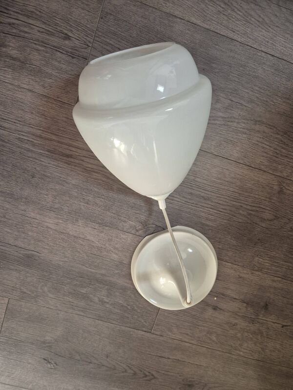 luminaire suspension vintage année 60 70 en opaline blanche rosace