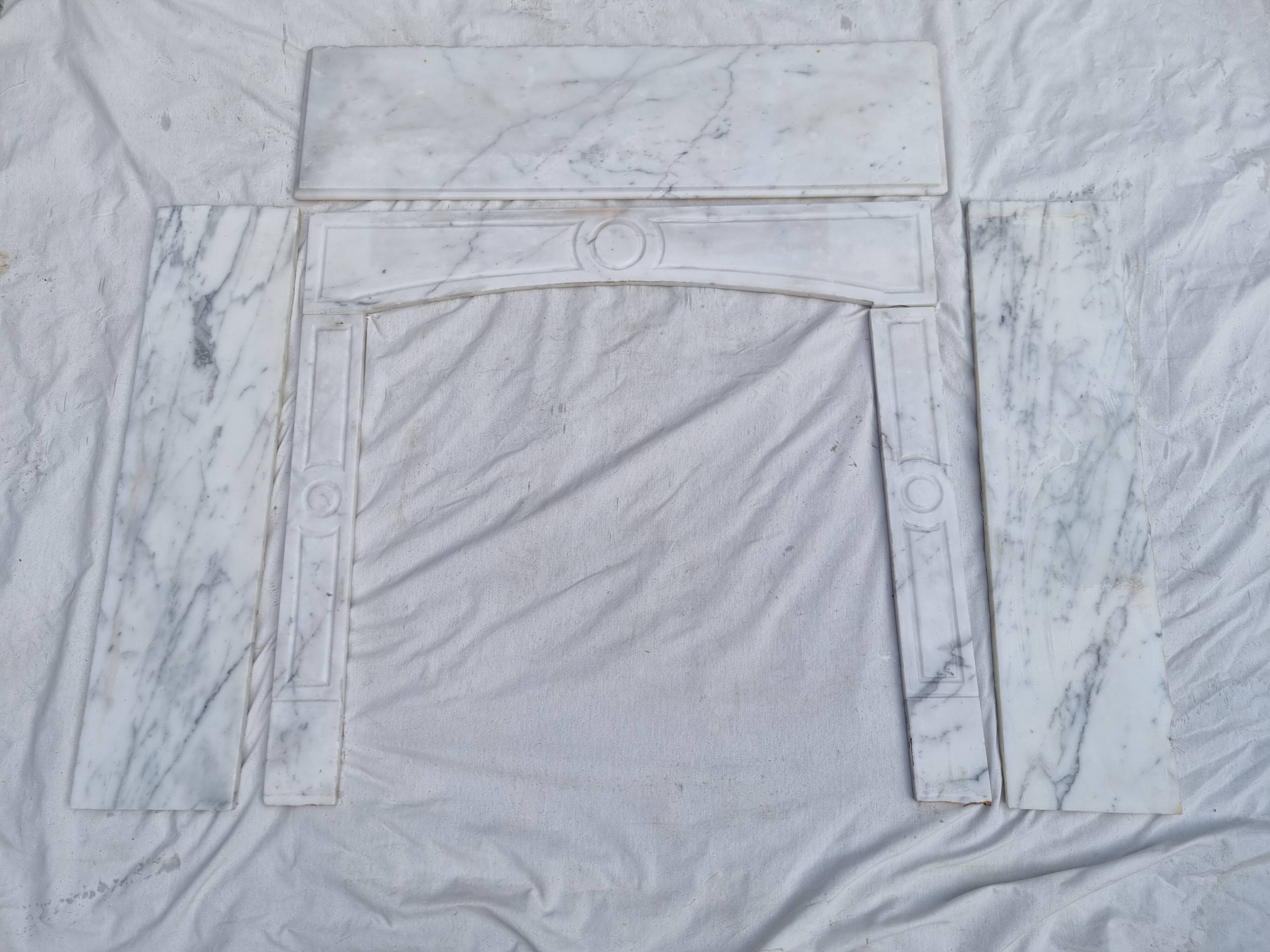 Cheminée Pompadour en marbre blanc de Carrare